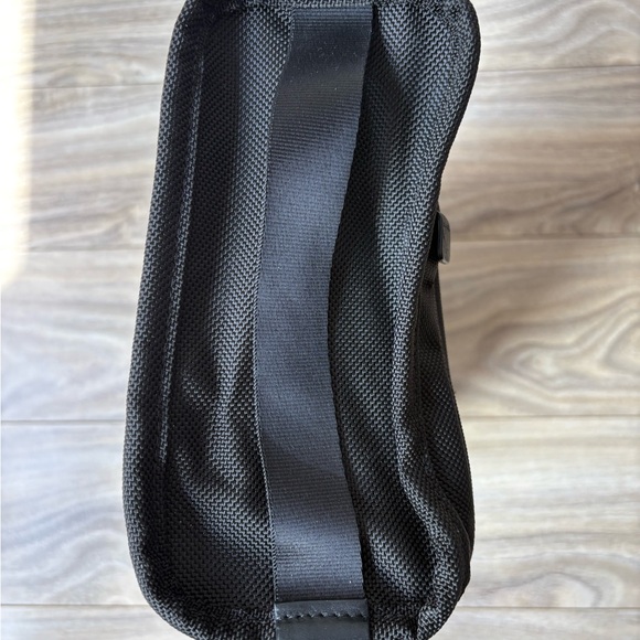 Tumi Black Toiletry Bag Durable and Stylish - Picture 3 of 8